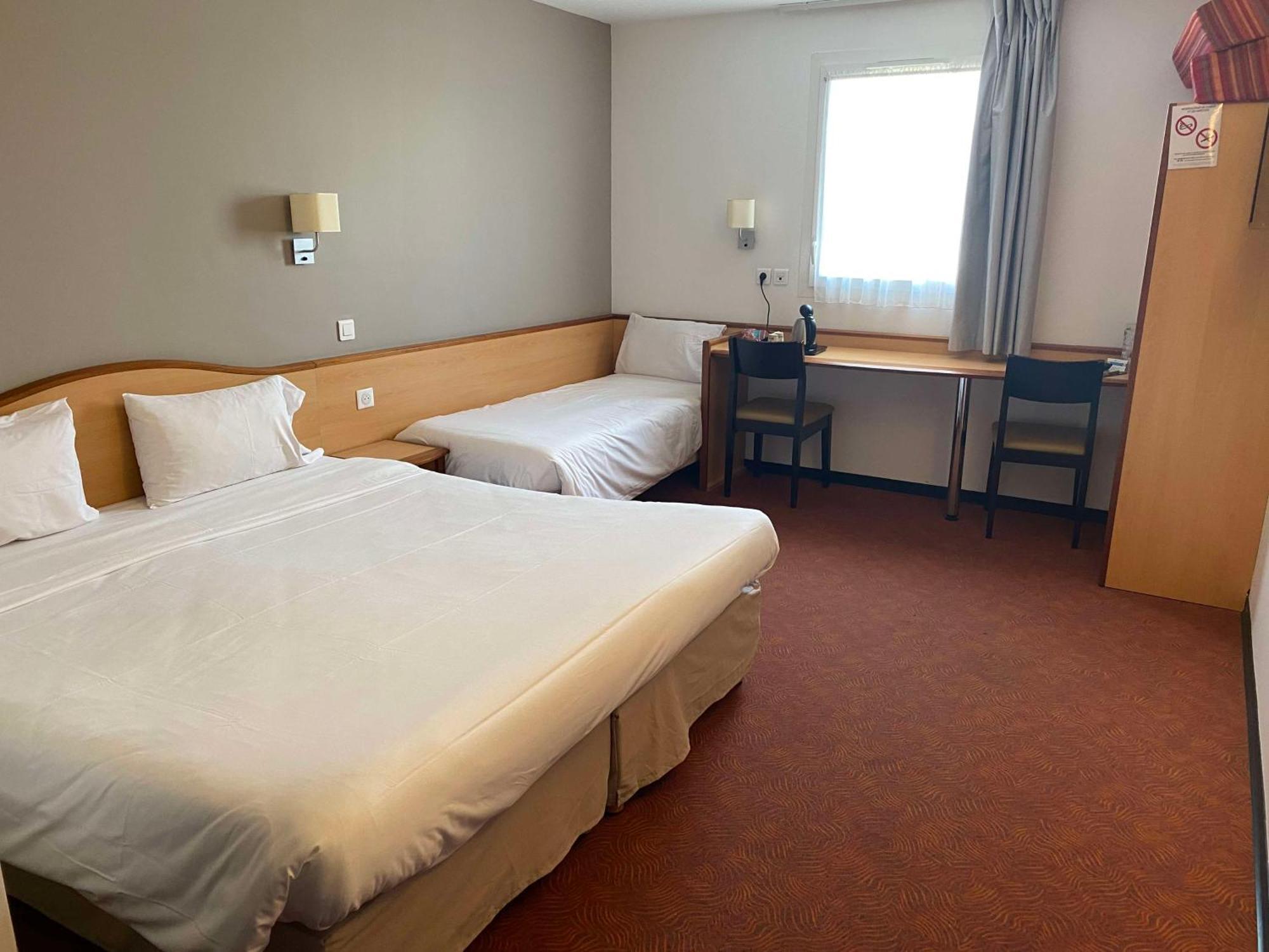 Brit Hotel Confort Монтобан Екстериор снимка